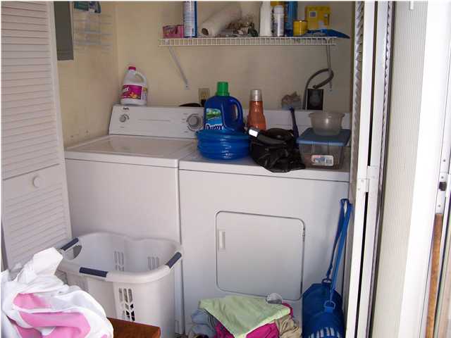Laundry room - 5321-5323 Sunset Ave