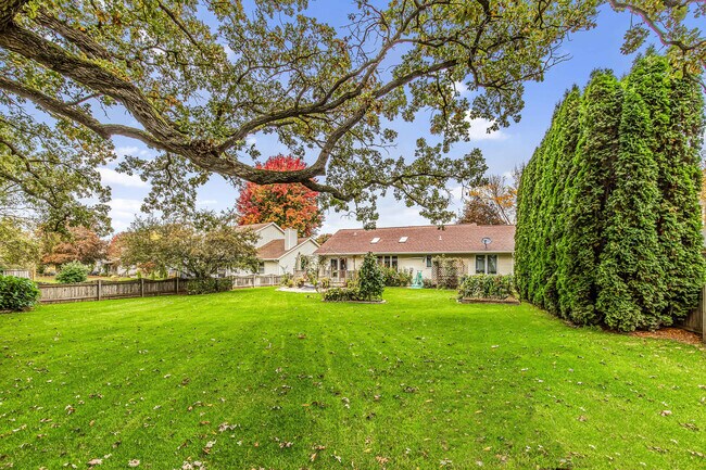 Foto del edificio - 5807 Black Walnut Dr