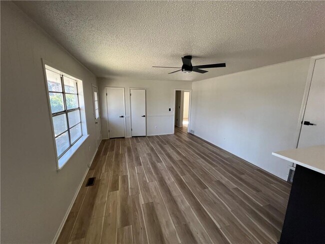 Foto del edificio - 2 Lancaster Dr