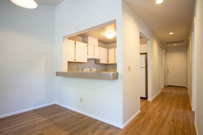 Foto del edificio - Major Updates: Vaulted Ceiling Spacious 2-Bed 2-Bath w DW, WD, Balcony!