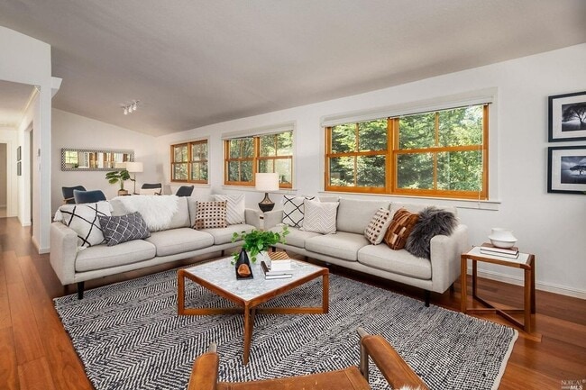 Foto del edificio - FIVE BEDROOM THREE AND HALF BATH HOME ON C...