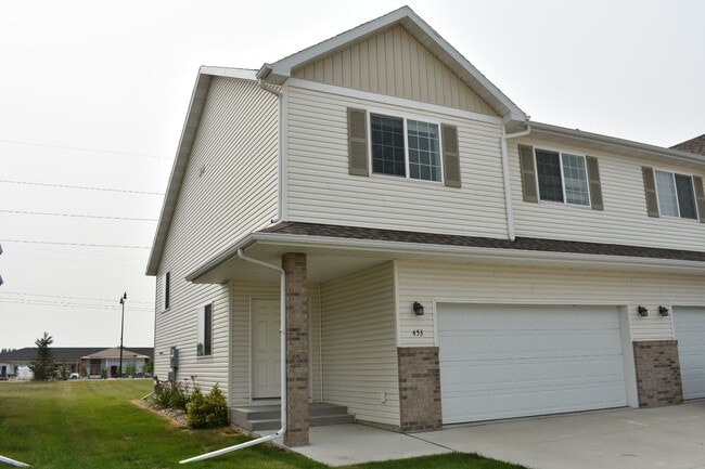 Building Photo - 3 Bed 3 Bath Twinhome Available!