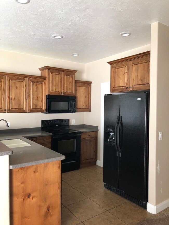 Building Photo - Charming Cedar City Townhome