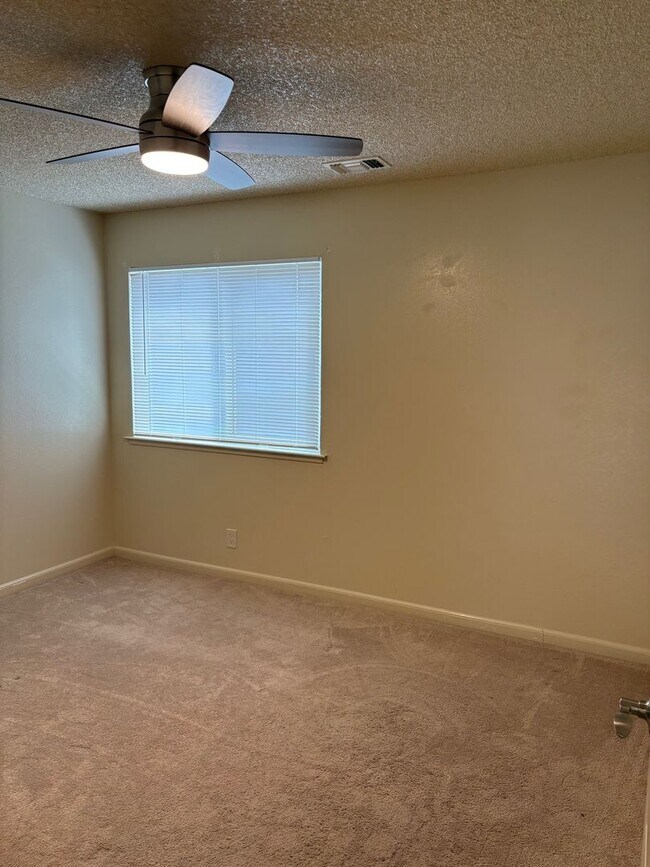 Foto del edificio - Colusa Ave