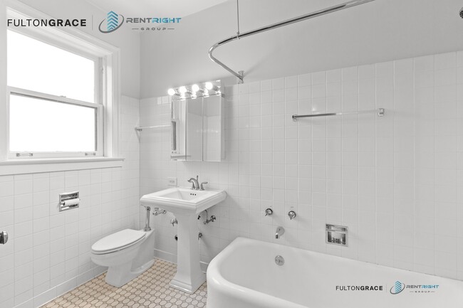 Building Photo - 534 W Stratford Pl