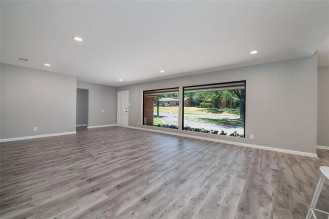 Building Photo - 2309 Wooded Acres Dr