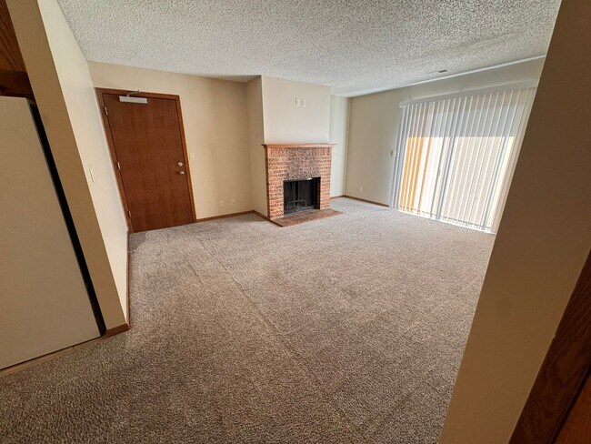 Foto del edificio - 5010 Emerald Dr