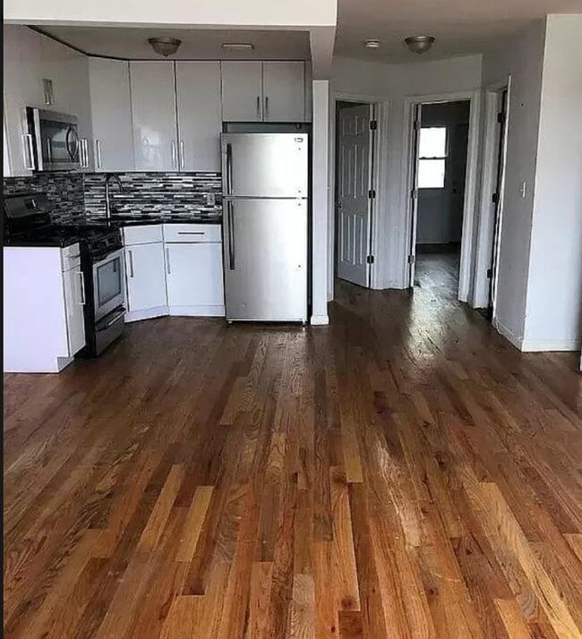Building Photo - FAR ROCKAWAY~NEWLY RENOVATED~BACKYARD~STEP...