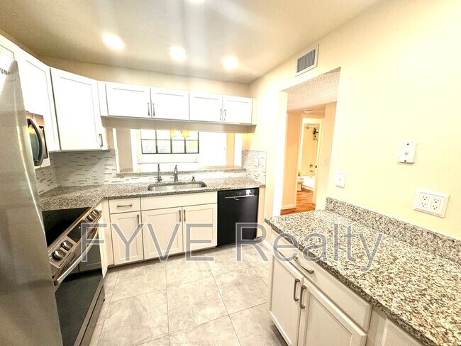 Building Photo - 2660 Carambola Cir N
