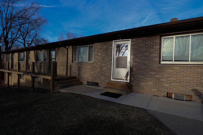 Building Photo - 322 Maple Dr