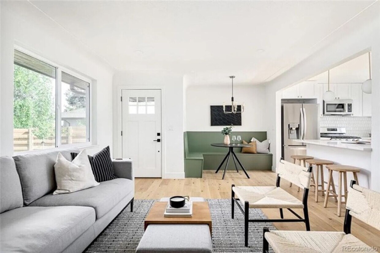 Recently Renovated 2Bd 1Ba Duplex with W/D and Central AC! - Recently Renovated 2Bd 1Ba Duplex with W/D and Central AC!