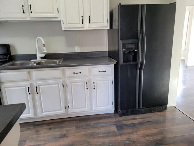 Foto del edificio - 4 bedroom/2 bath home