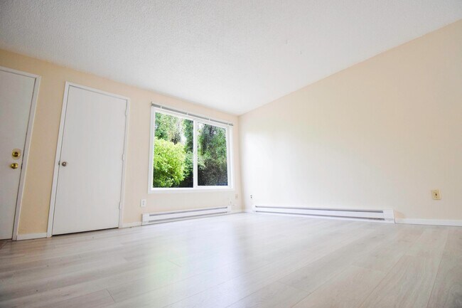 Foto del edificio - Newly Updated 2 BR Townhouse Apartment in SW Portland!