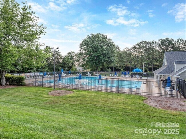 Building Photo - 8715 Parkchester Dr