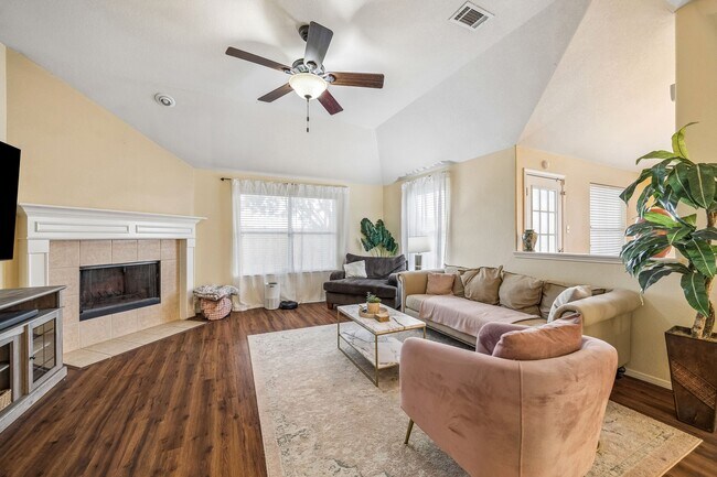 Building Photo - 24027 Floragate Dr