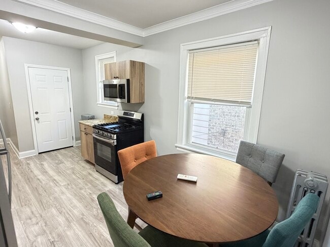 Foto del edificio - 5842 W Barry Ave