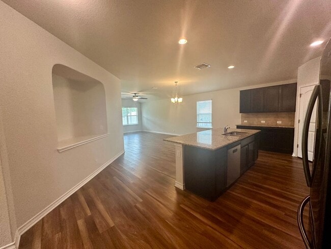Foto del edificio - Fantastic Amenities ~ 4/2 Single Story w/ Refrigerator/Washer/Dryer Included ~