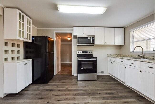 Foto del edificio - 814 Ferndell Rd