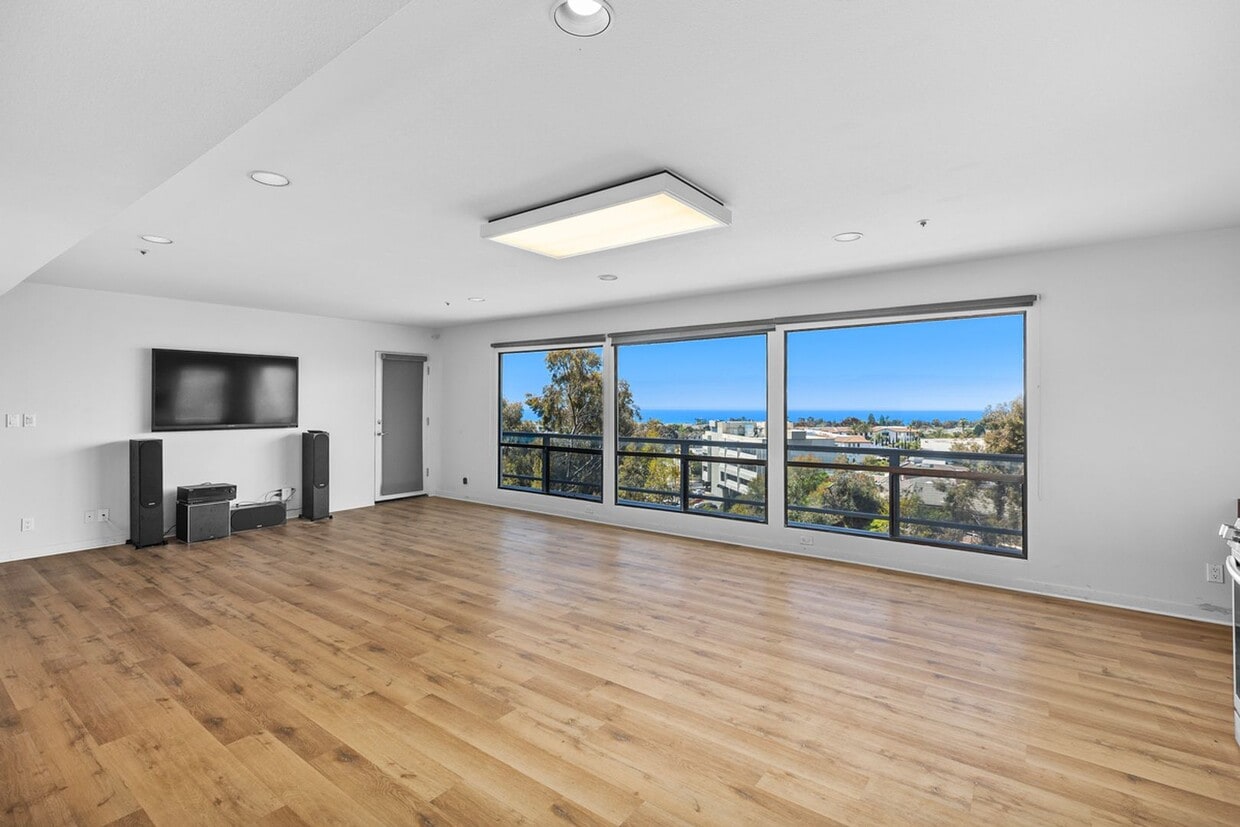 Primary Photo - Luxury Living with endless Ocean Views