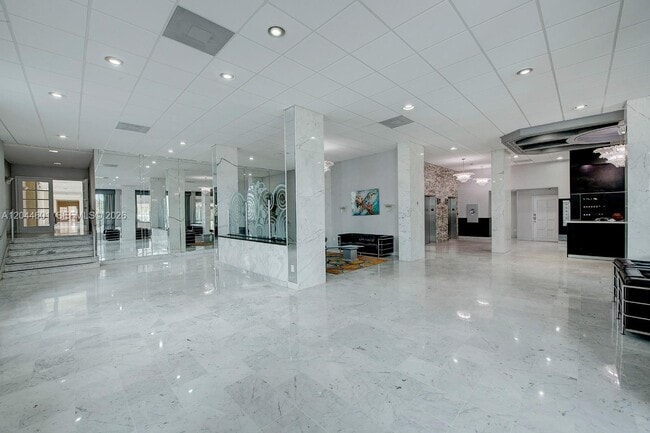 Foto del edificio - 5001 Collins Ave