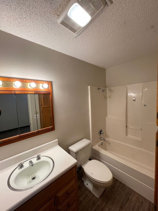 Building Photo - 3 bedroom 1 bath apartment