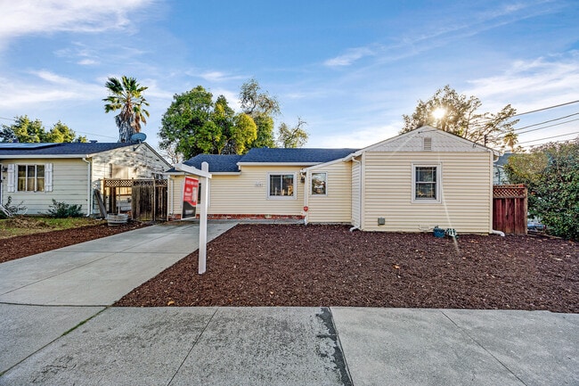 Photo - 2438 Upland Dr House