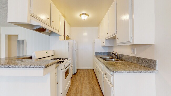 Building Photo - 1528 S Bundy Dr