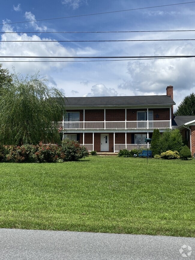 Building Photo - 204 N Red Hill Rd
