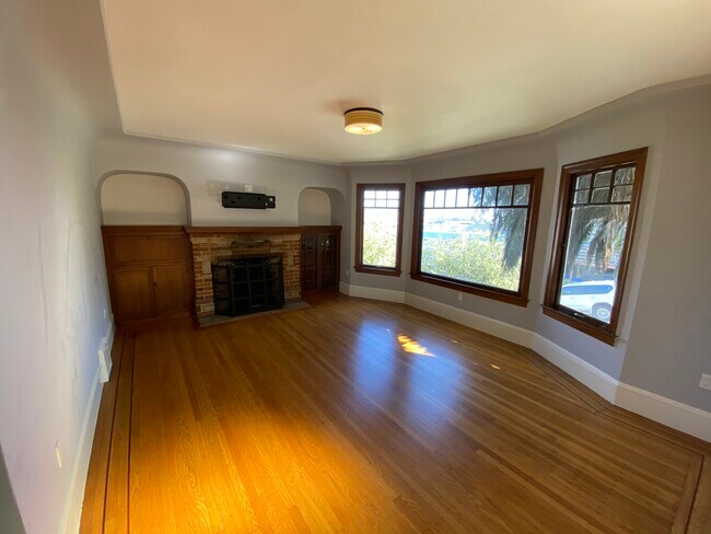 Building Photo - 581 Orizaba Ave