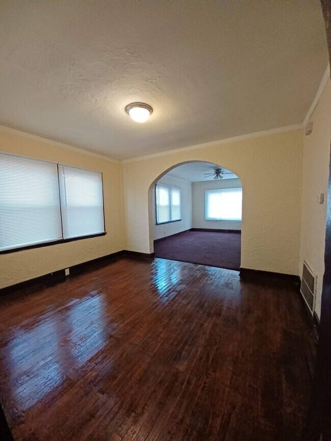 Foto del edificio - 2426 Benderwirt Ave