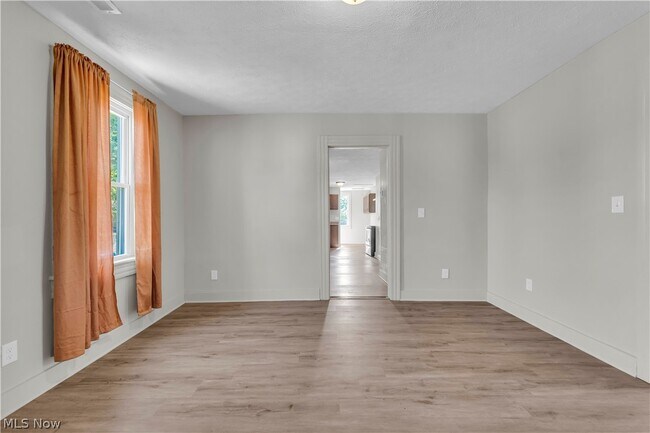 Foto del edificio - 3187 W 44th St