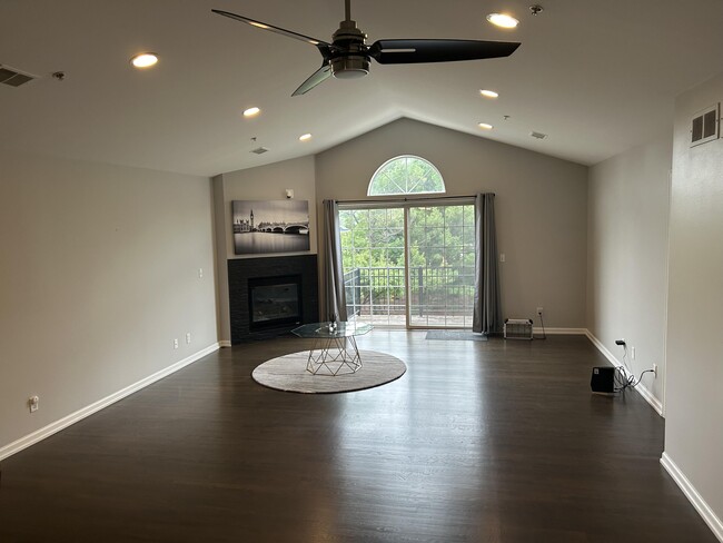 Building Photo - 3202 Cameron Cir