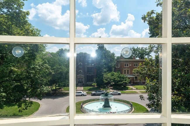 Building Photo - 1432 St James Ct