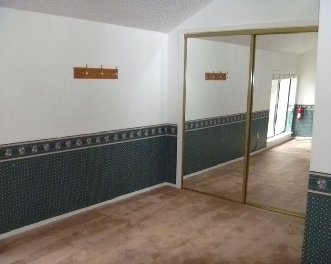 Building Photo - Southwood Glen - Newly painted!!