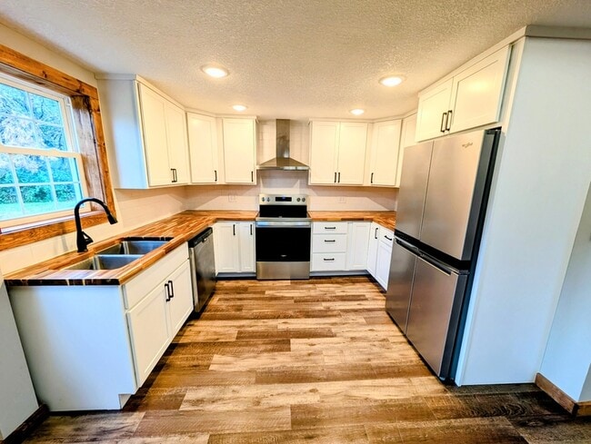 Building Photo - 230 Langstraat Ln