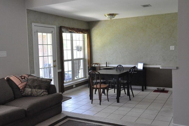 Building Photo - 214 Landsburg Ct