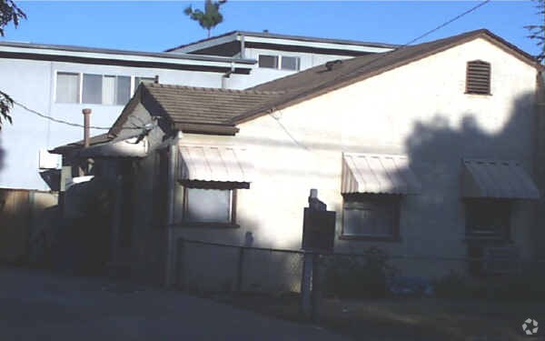 Foto del edificio - 6840 Vesper Ave