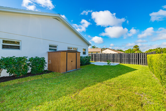 Exterior storage - 101 SW 2nd Ave