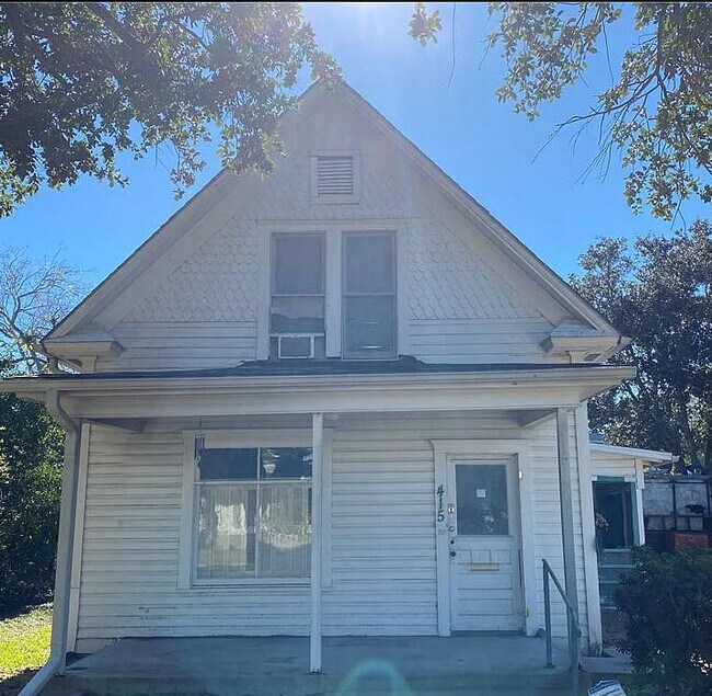 Frente - 415 E Kenedy Ave