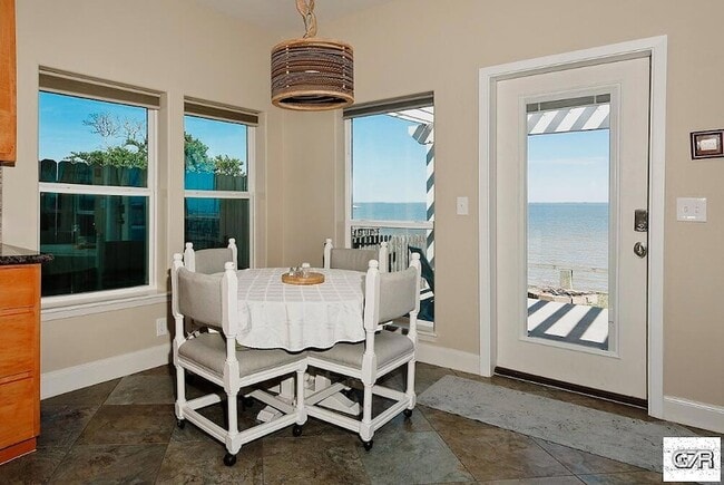 Building Photo - 3731 Bayshore Dr