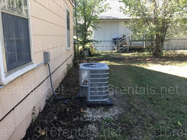 Building Photo - $775 - 2 bed 1 bath - Single Family Home