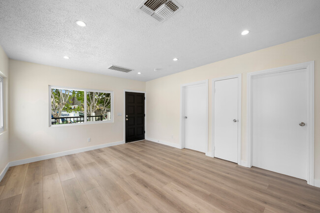 Foto del edificio - 6107 Hazelhurst Pl