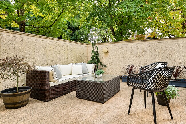 Building Photo - 1520 15th Ave E