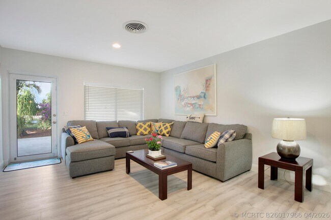 Building Photo - 466 Tequesta Dr