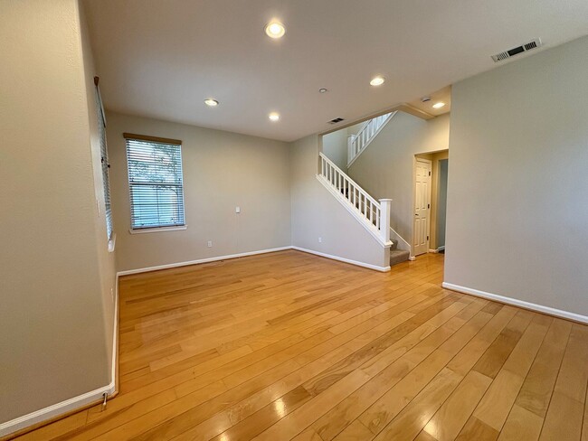 Building Photo - Beautiful 4 Bed 2.5 Bath Garin Ranch Home