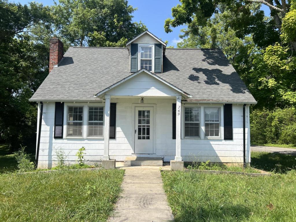 Foto principal - 749 E Spring St