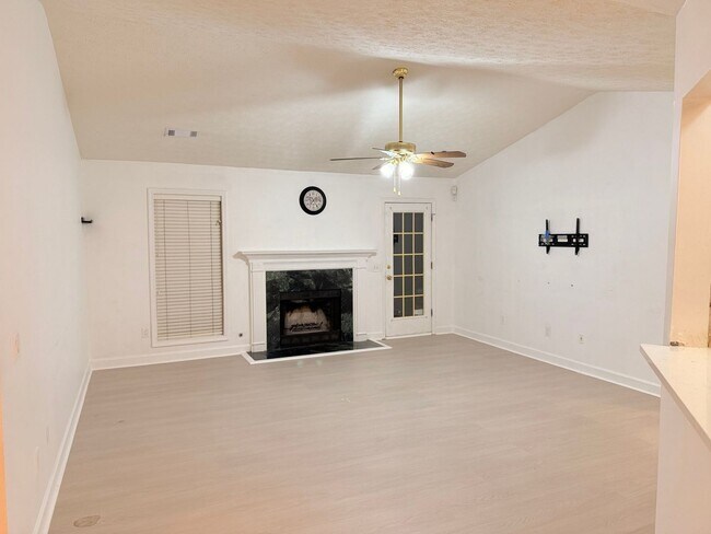 Foto del edificio - 1360 Avalon Dr