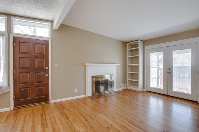 Building Photo - Great 3/3 with lots of Space for Entertaining