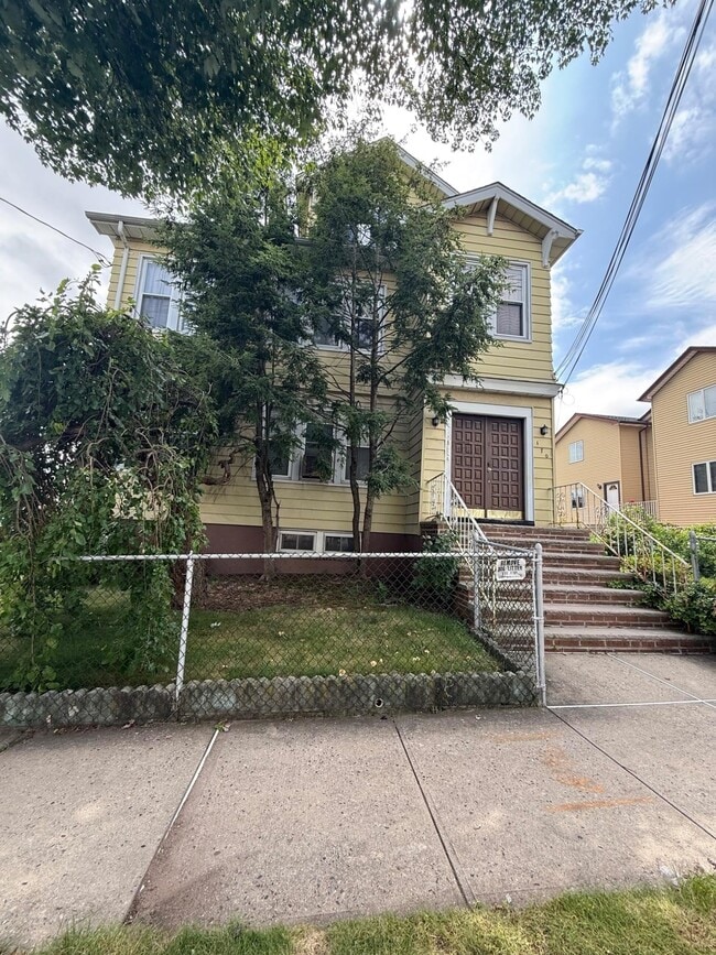 Building Photo - 170 Laurel Ave