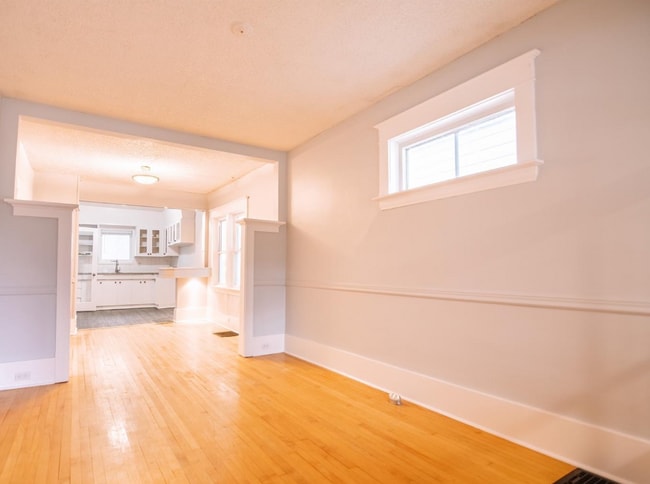 Photo du bâtiment - 2061 Queen St